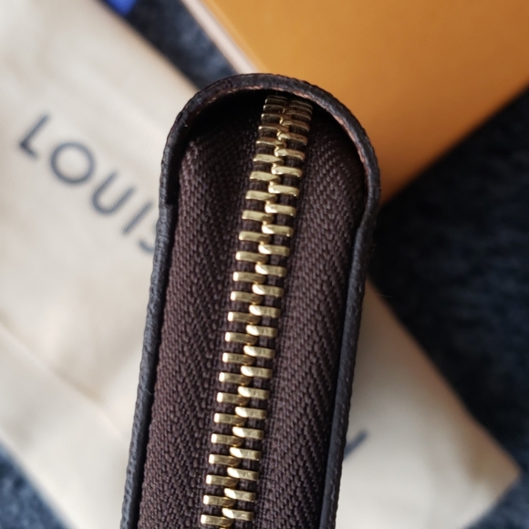 Louis Vuitton Monogram Zippy Wallet - Picture 5 of 13